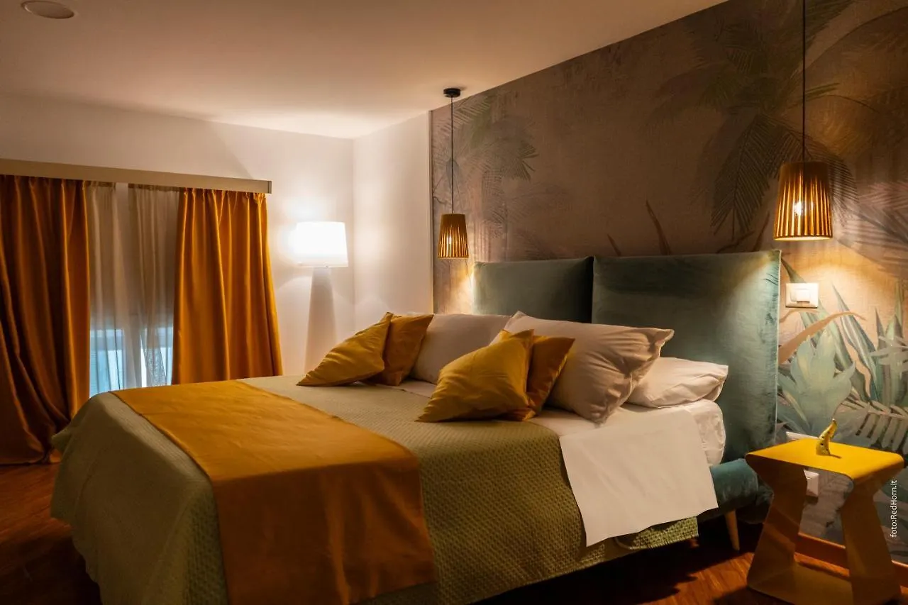 Two Rooms Chiaia 37 Neapel