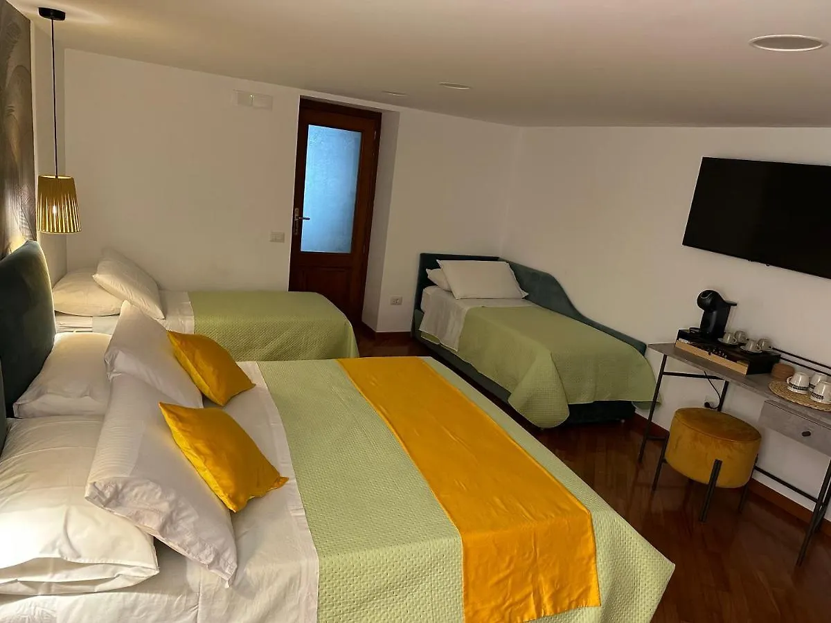 Apartment Two Rooms Chiaia 37 Neapel