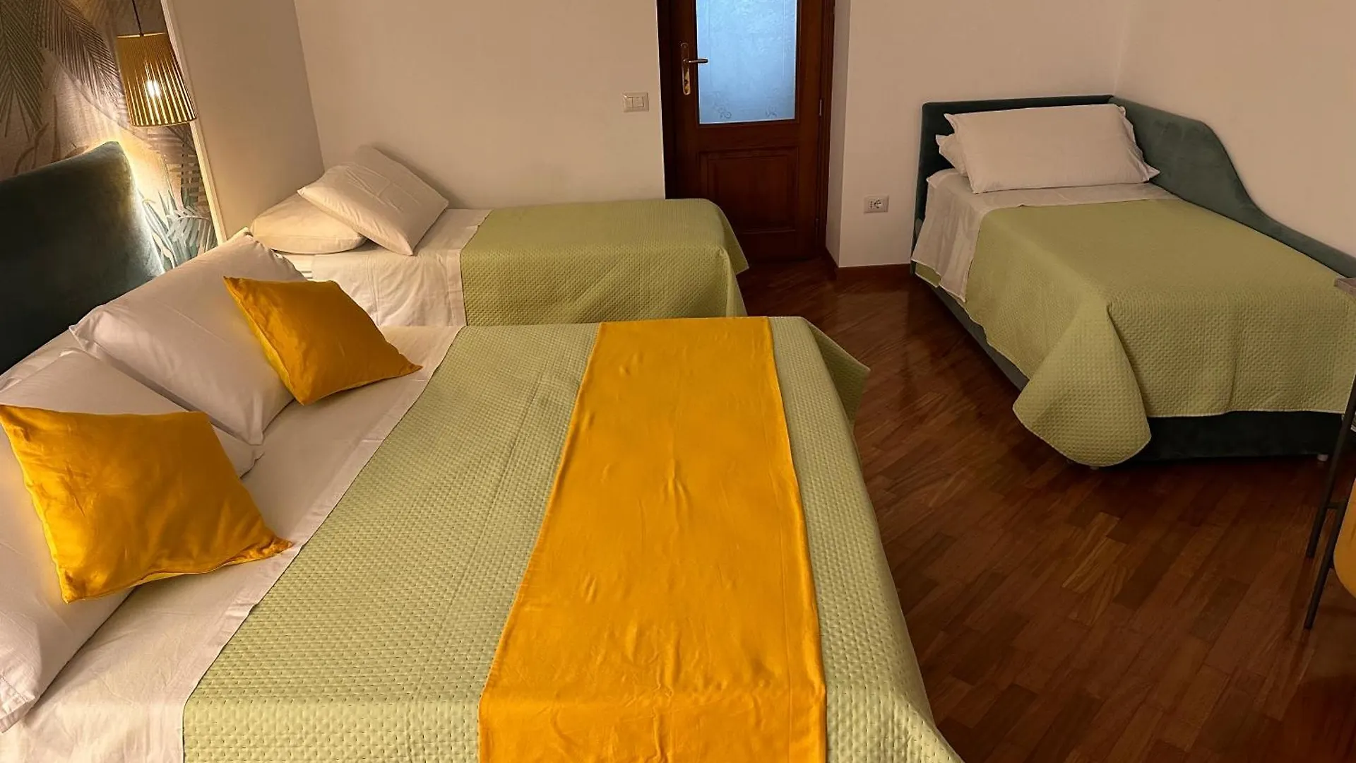 Apartment Two Rooms Chiaia 37 Neapel